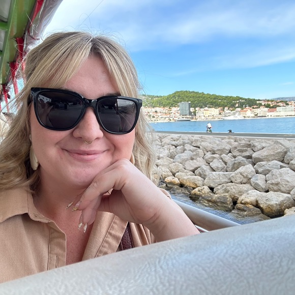 Meet your Posher, Hannah - Picture 4 of 5